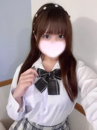 なる 157cm/Cカップ 18歳