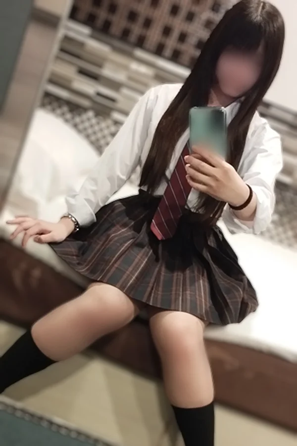 あんず 154cm/Fカップ 18歳