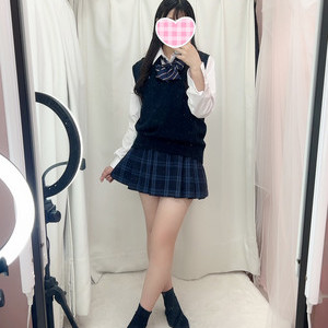 ななせ 157cm/Bカップ 18歳