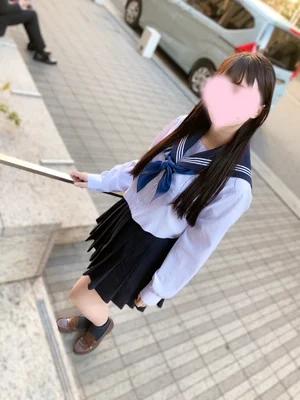 しずき 158cm/Eカップ 18歳